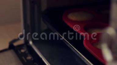 自制干酪松饼，用电烤箱取出的硅胶模具烘烤